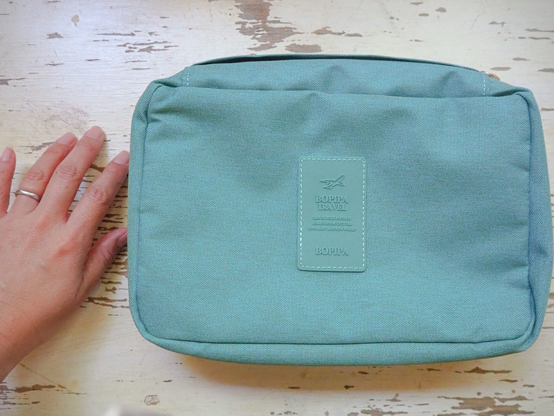 壁にかけられる化粧ポーチ