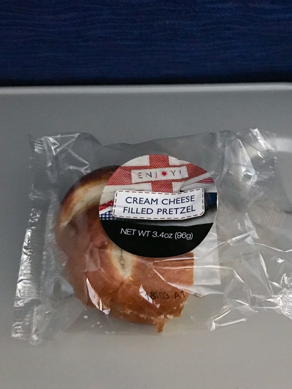 朝ごはんのクリームチーズプレッツェル