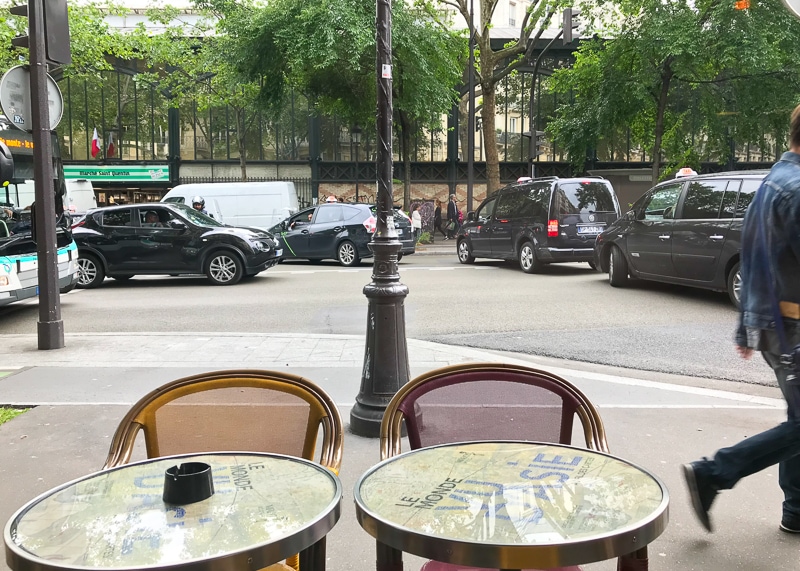 外にもテーブルとイスが