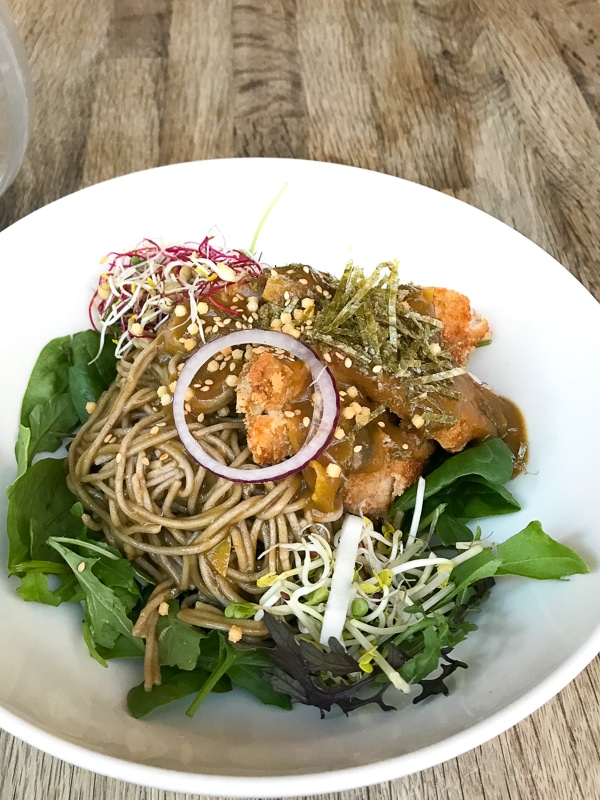 サラダの上にお蕎麦、そしてカツとカレーのトッピング