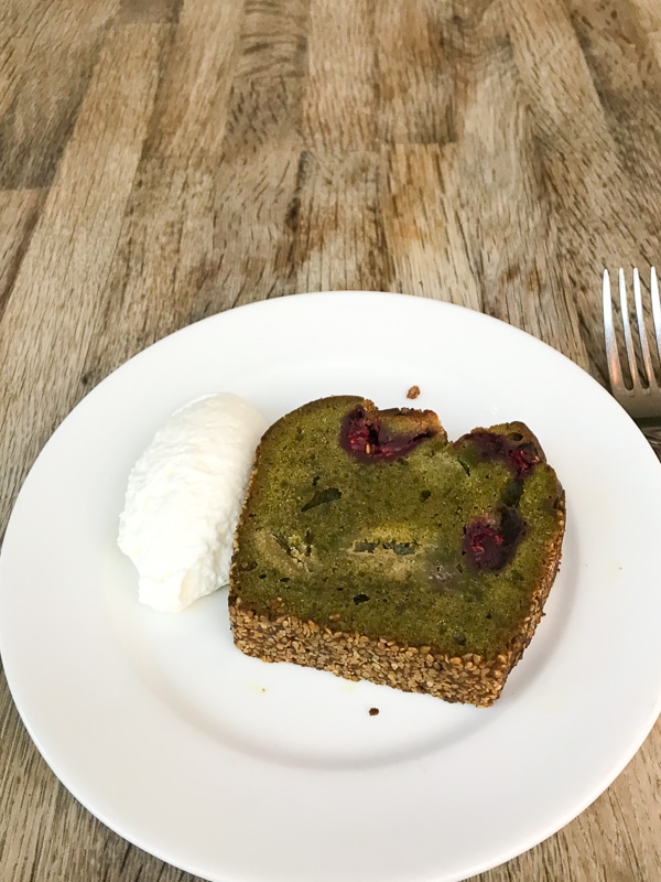 ラズベリーとホワイトチョコ入りの抹茶ケーキ