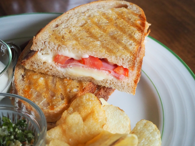 チーズ、ハム、トマトのパニーニ