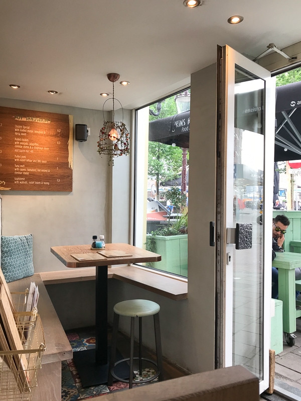 小さくてかわいい店内