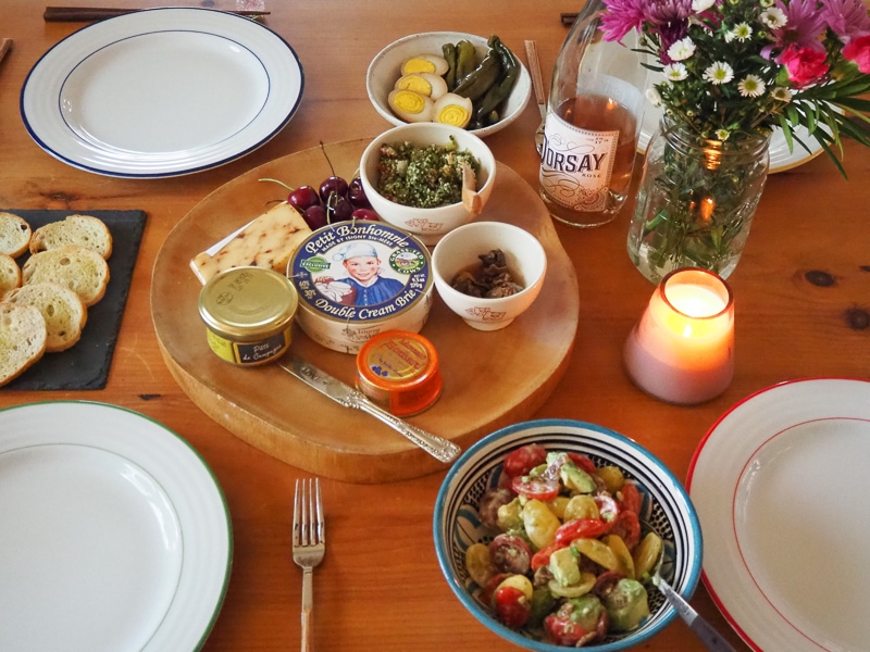 チーズなどをプレートにのせて