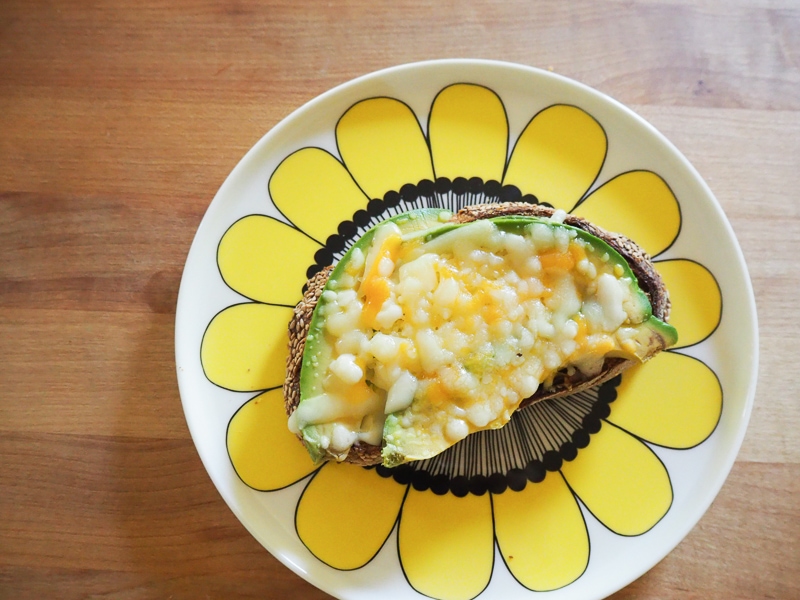 アボカドとチーズを乗せてトースト