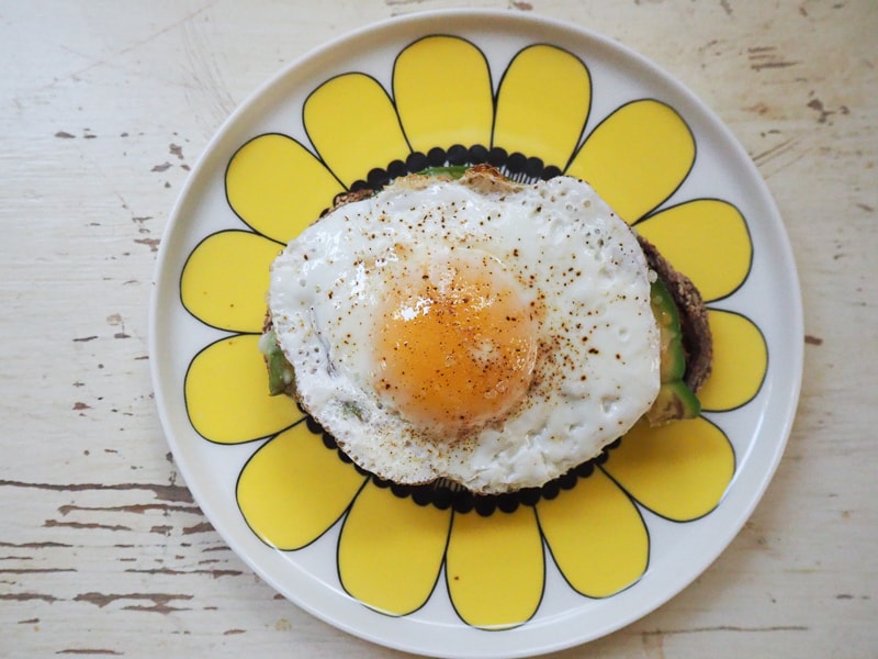 その上に半熟卵を乗せる