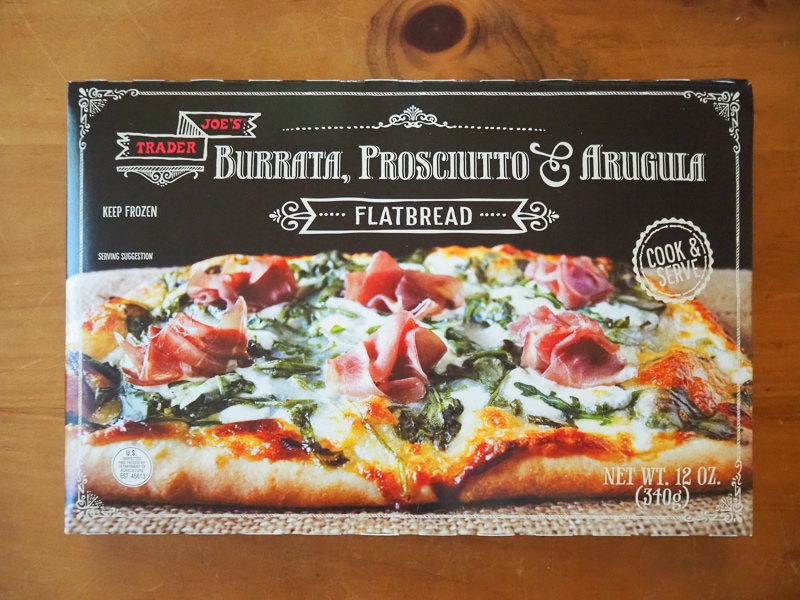 ブッラータ、生ハム、アルグラのピザ