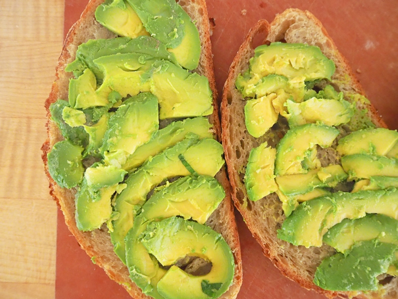 アボカドを乗せて、つぶす