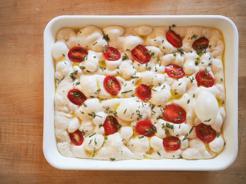 ミニトマトとローズマリーをトッピング