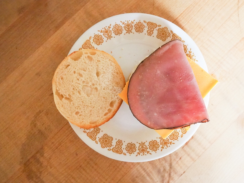 ハムとチーズを乗せて..
