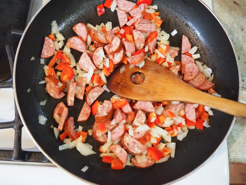 ソーセージを炒める