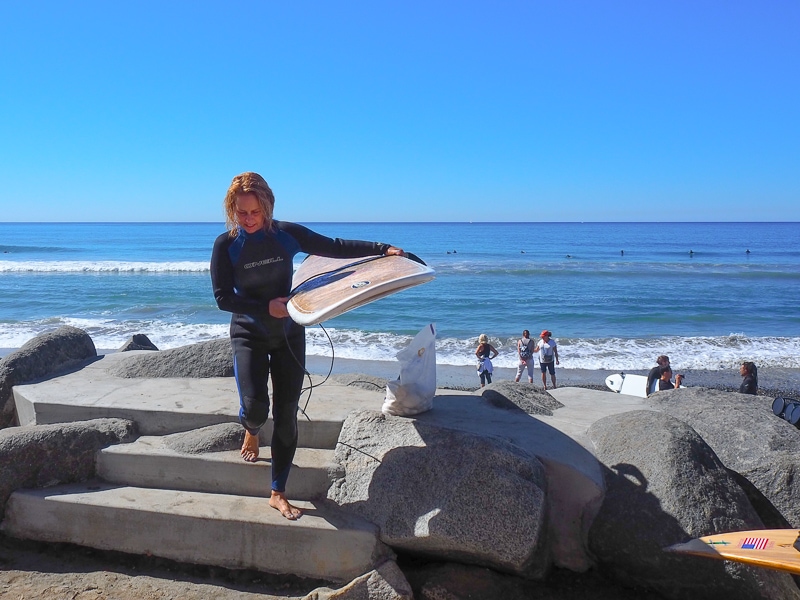 式当日にサーフィンをする新婦