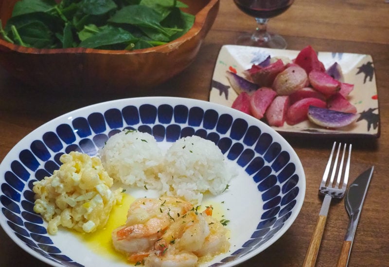 ハワイ風のプレートディナー