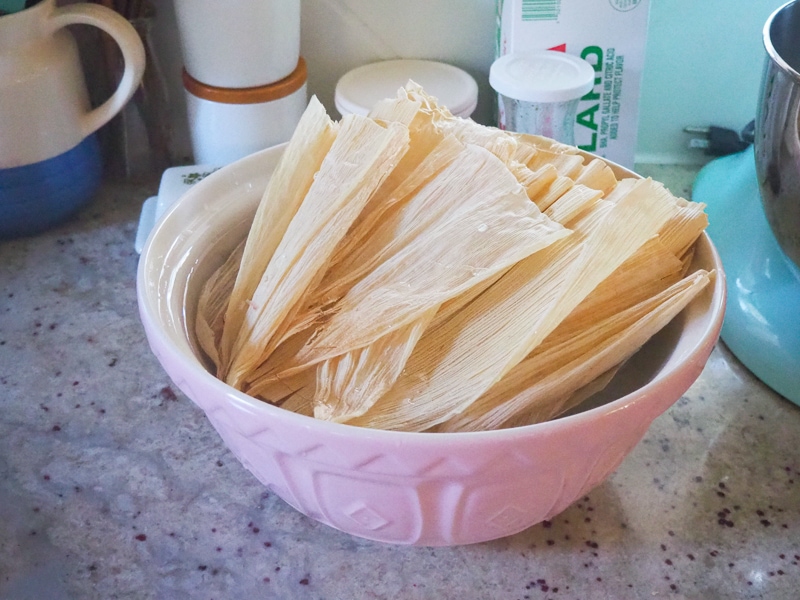 皮は水につけておきます