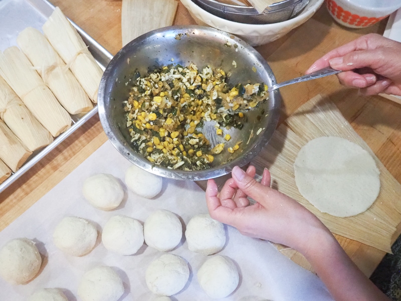 コーンの皮に生地と具をのせる