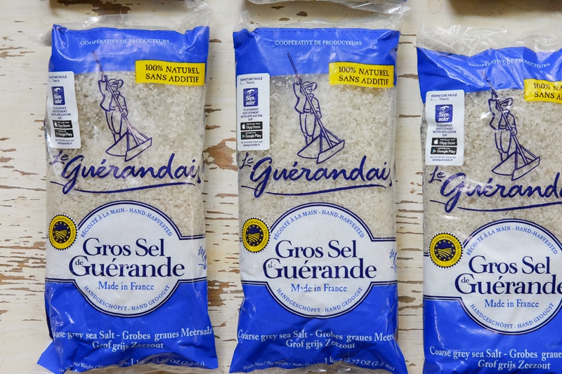 グレーがかかった、大粒の塩