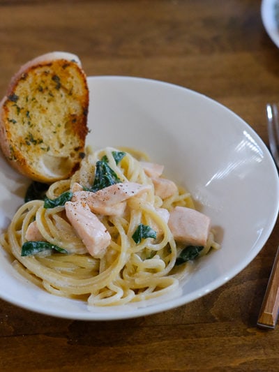 鮭とほうれん草のクリームパスタ