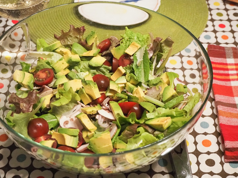 庭で採れたレタスのサラダ