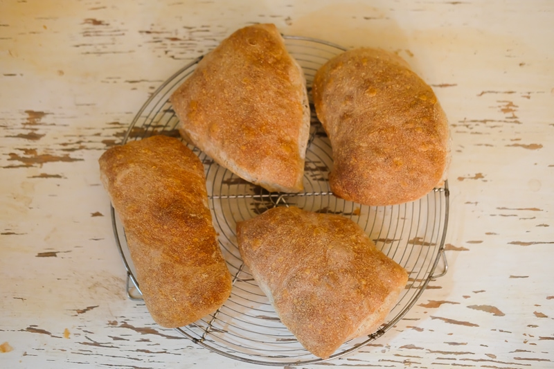 不揃いで素朴なパン