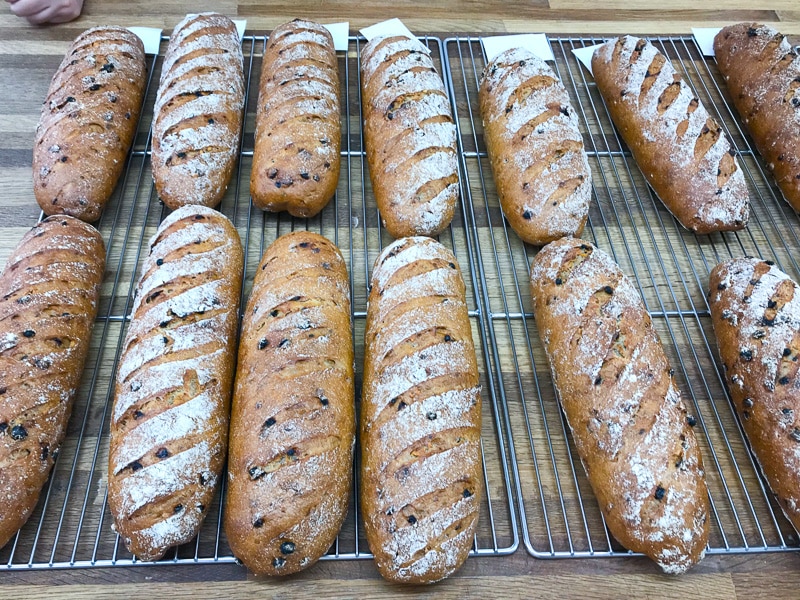 クルミとレーズン入りのライ麦パン