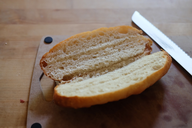 パンに切込みを入れる