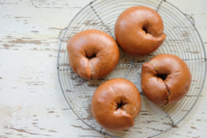 ホワイトチョコ入りココアベーグル