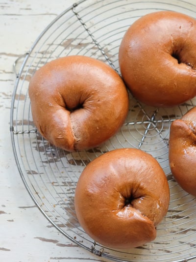 ホワイトチョコ入りココアベーグル