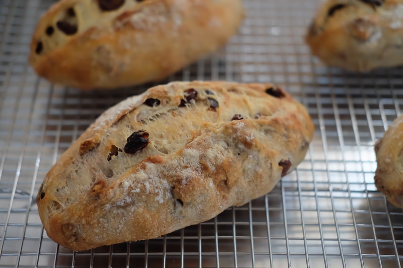 ドライフィグ、レーズン、ウォルナッツ入りパン