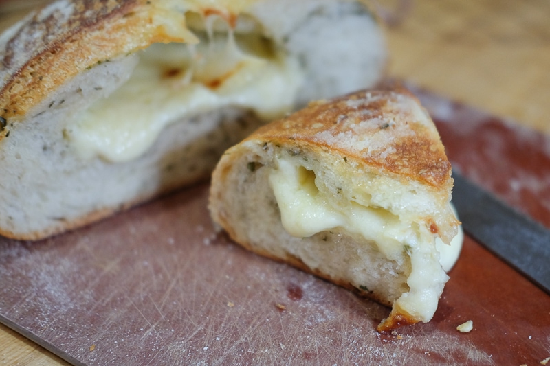 チーズ＆バジル入りカンパーニュ