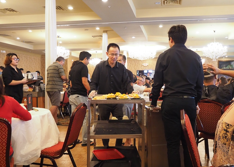 ワゴンが行きかう