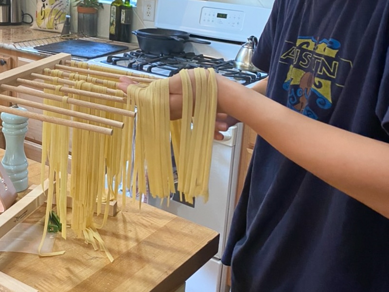 次男パスタづくり