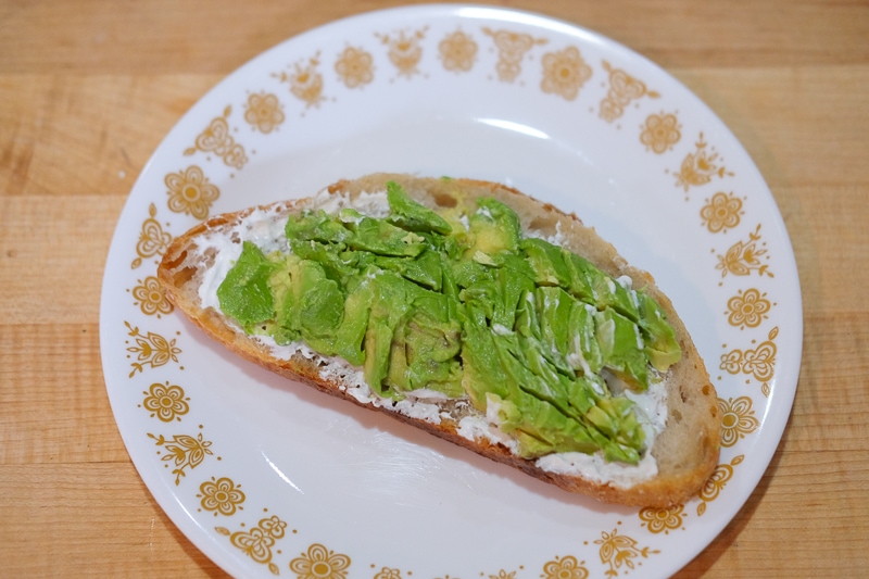 アボカドをのせてつぶす