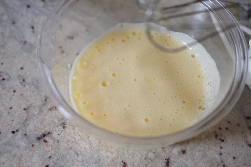 たまごを泡立てる