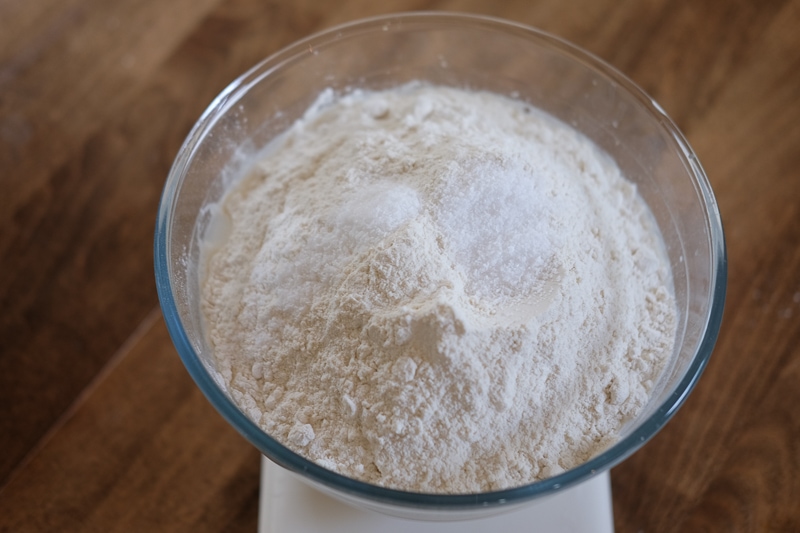 粉と塩を入れる