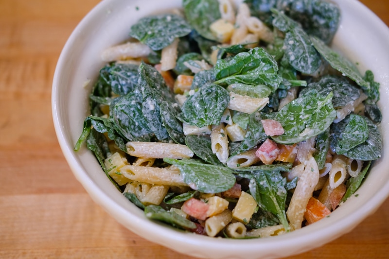 スモークチーズとペンネのサラダ