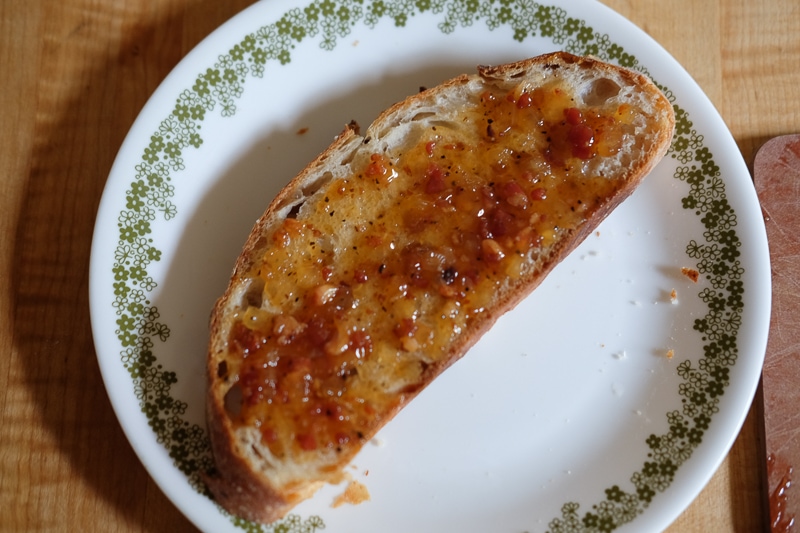 ベーコンジャムを塗る