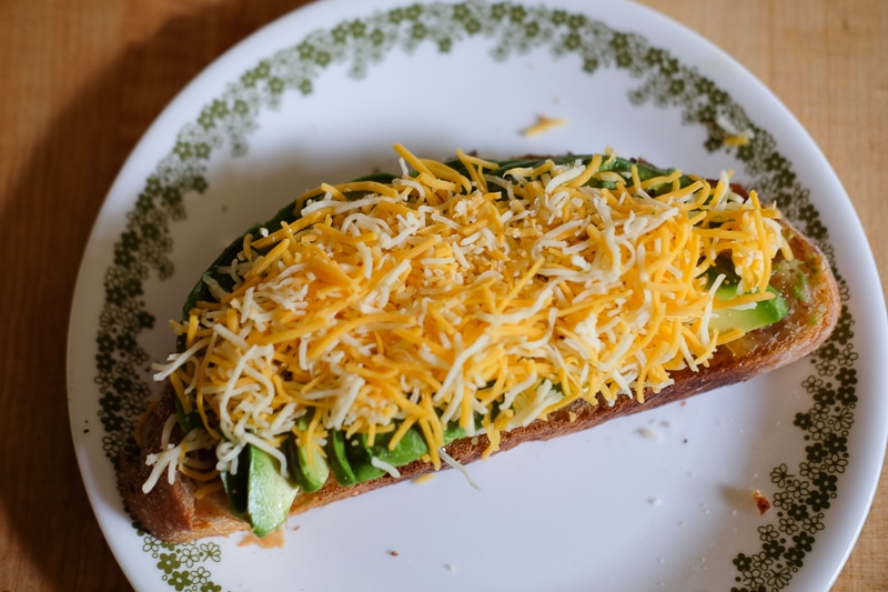 チーズをトッピング