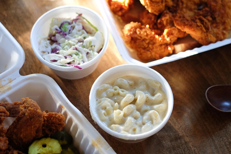 サイドのマックアンドチーズとコールスロー