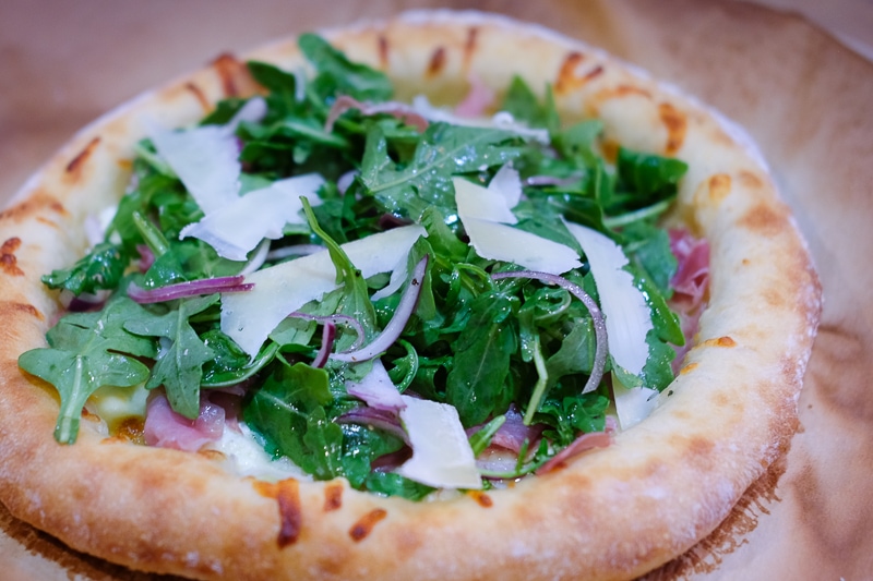 アルグラと生ハムのピザ