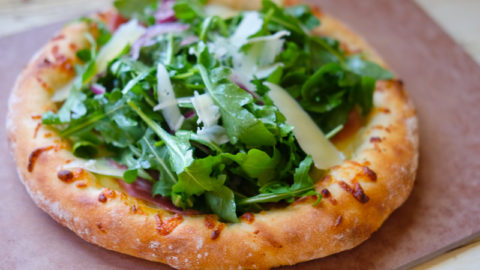 アルグラと生ハムのピザ