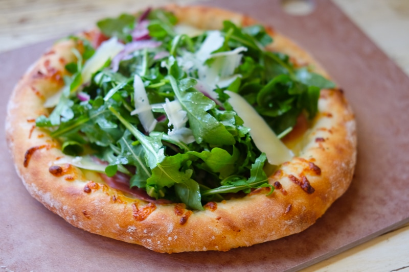 アルグラと生ハムのピザ