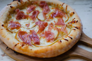 洋ナシと生ハムのピザ