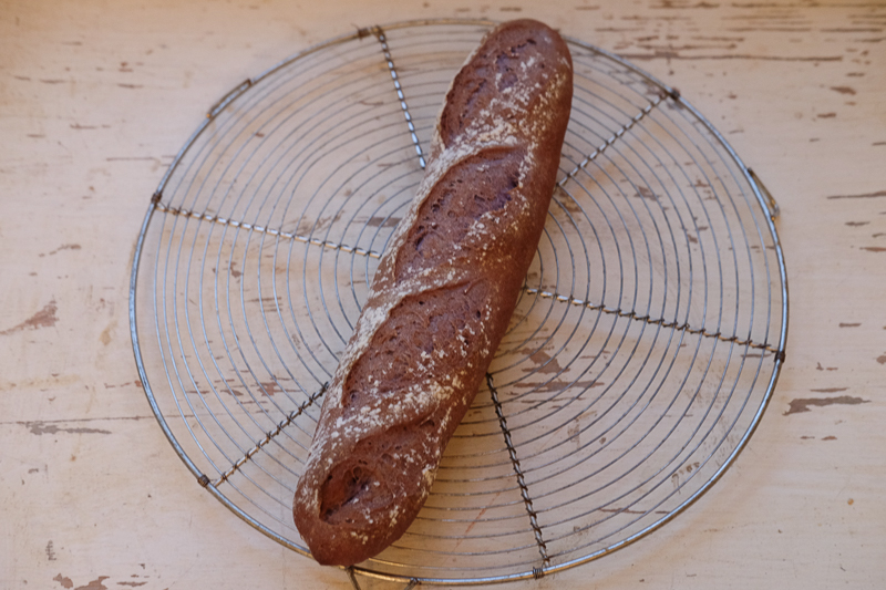 不思議な色のバゲット