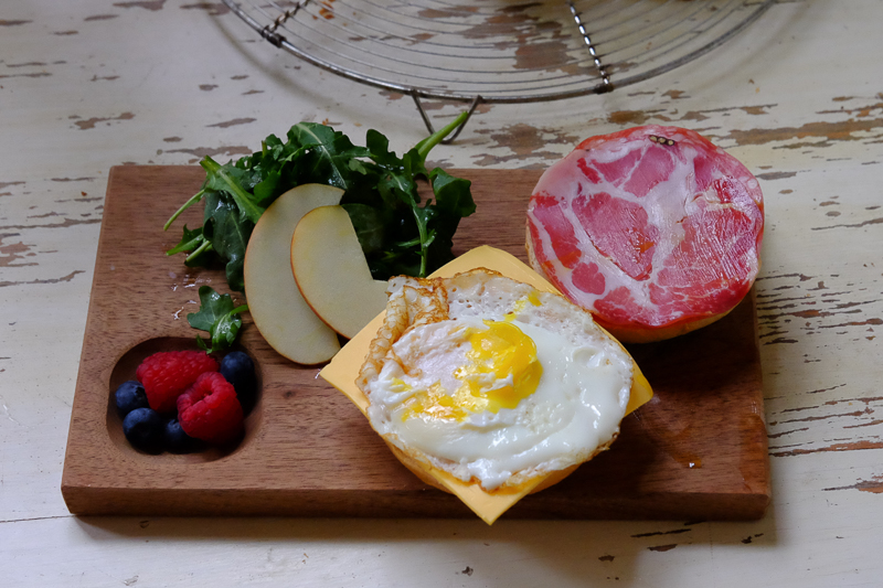 目玉焼き乗せて