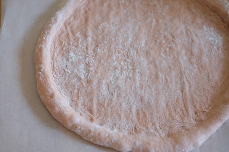 ピンク色のピザ生地