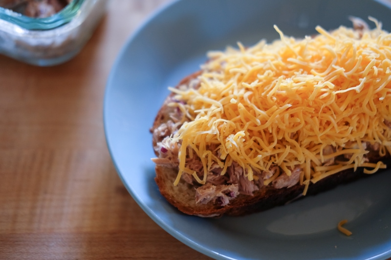 ツナマヨとチーズをオン