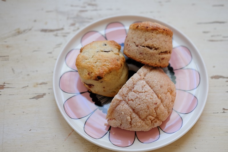 スコーンといちごメロンパン