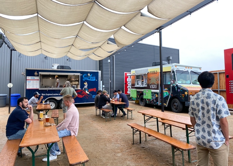 フードトラックが数件