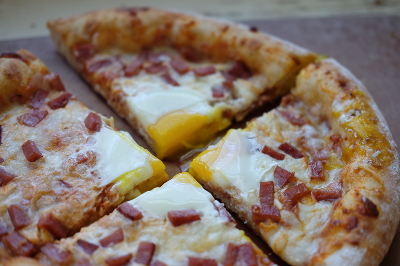 たまご乗せピザ