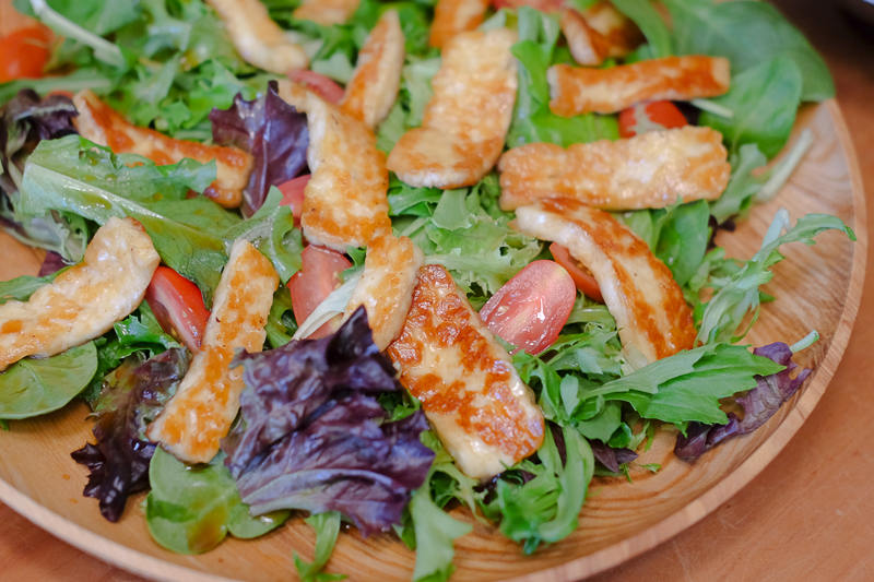 ハルミチーズ乗せサラダ